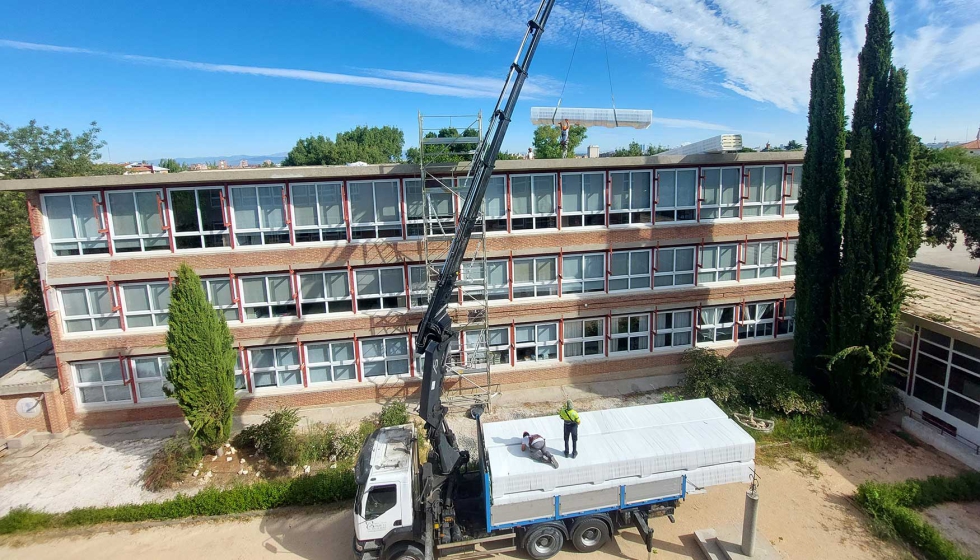 Imagen de la sustitucin de una cubierta de fibrocemento en un centro educativo de Madrid que ha actualizado el edificio con la incorporacin de...