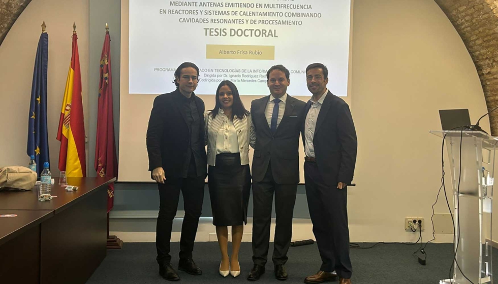 Alberto Frisa, con corbata, junto a sus directores y el tutor de su tesis, en la Escuela de Telecomunicacin de la UPCT