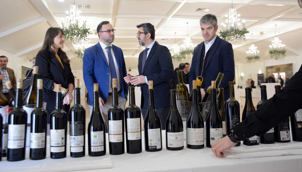 Roco Valentn, Javier Muelas, Joaqun Parra y Ferrn Centelles frente a la galera del vino