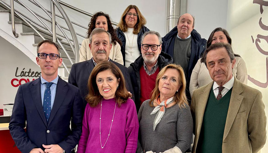 Foto de familia de la visita de Mara Jess Botella, delegada de Salud y Consumo de la Junta de Andaluca en Crdoba, a las instalaciones de Covap...