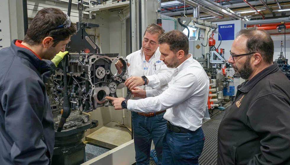 Revisin de la calidad del mecanizado en un prototipo del bloque de motor para el motor de 3,9 litros de Deutz. De izq. a dcha...