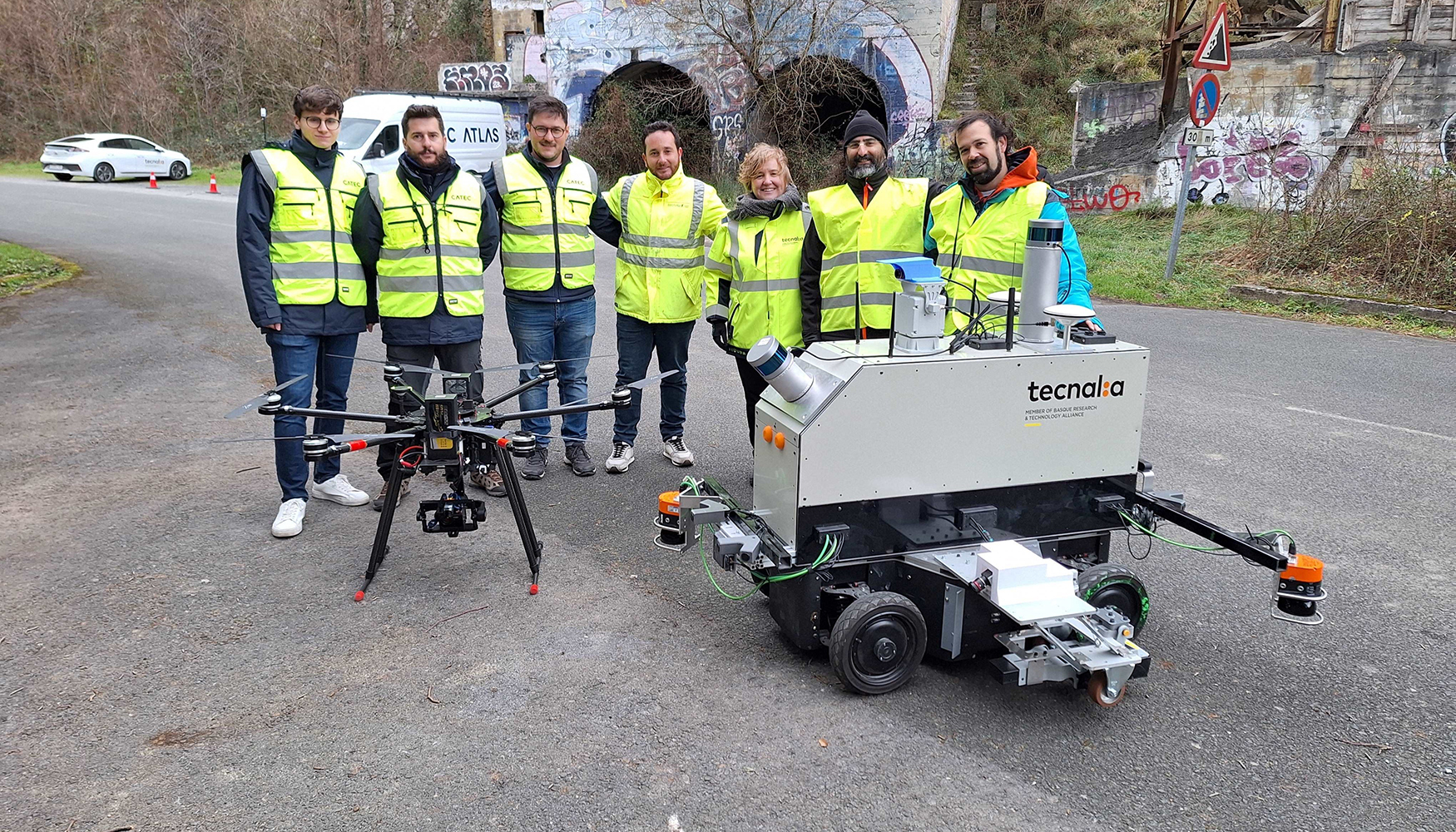 El equipo de Tecnalia con el dron desarrollado