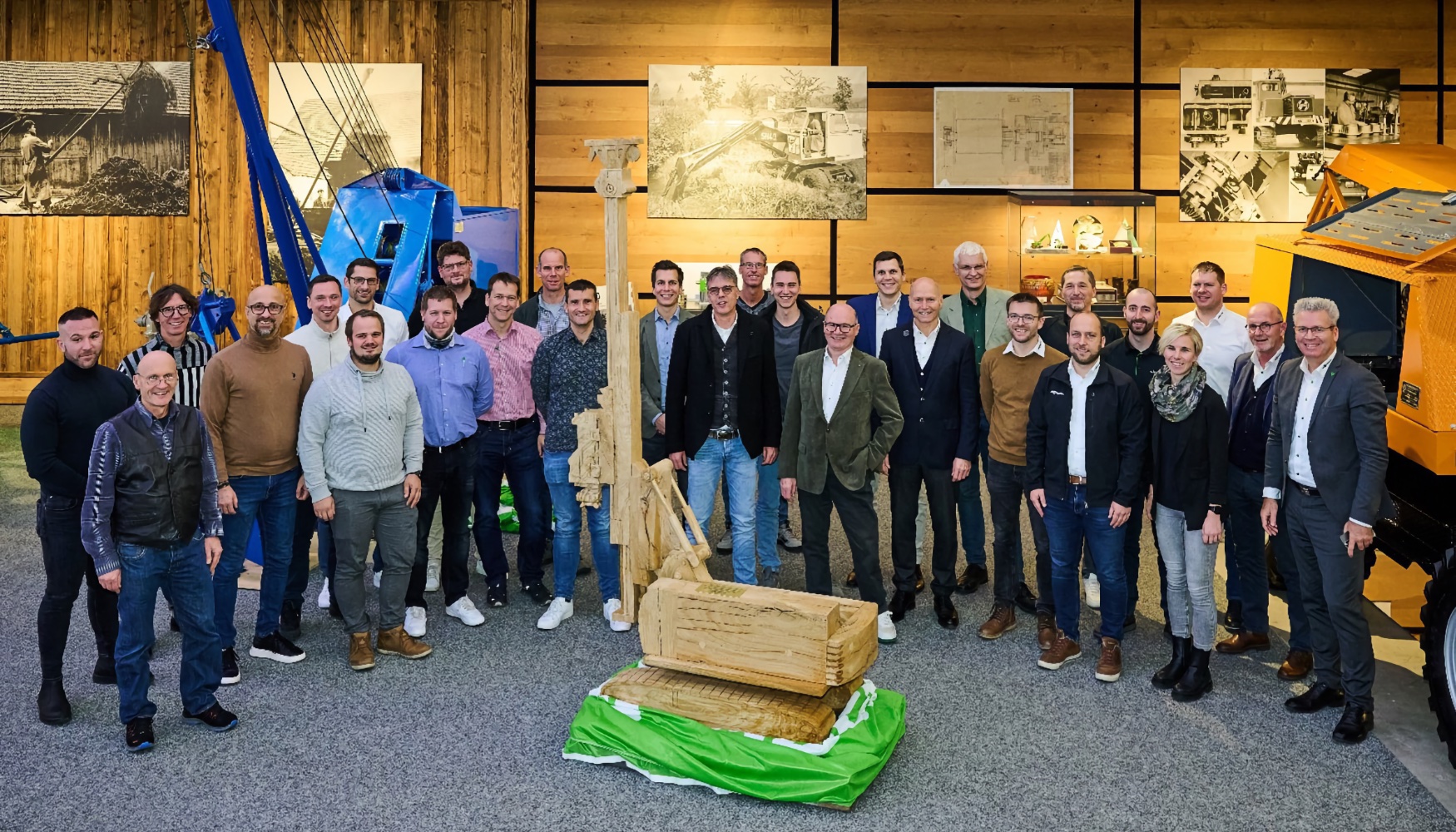 Celebracin conjunta y entrega de un ABI MobilramTM17 de madera para conmemorar los 40 aos de exitosa cooperacin entre Sennebogen y ABI GmbH...