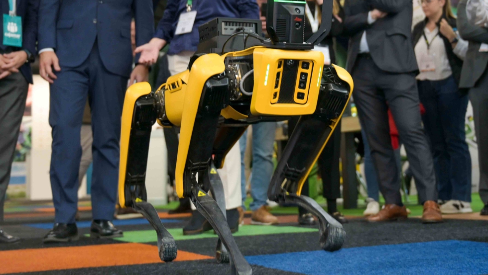 Demonstrao com um robot nos corredores do centro de exposies de Mlaga