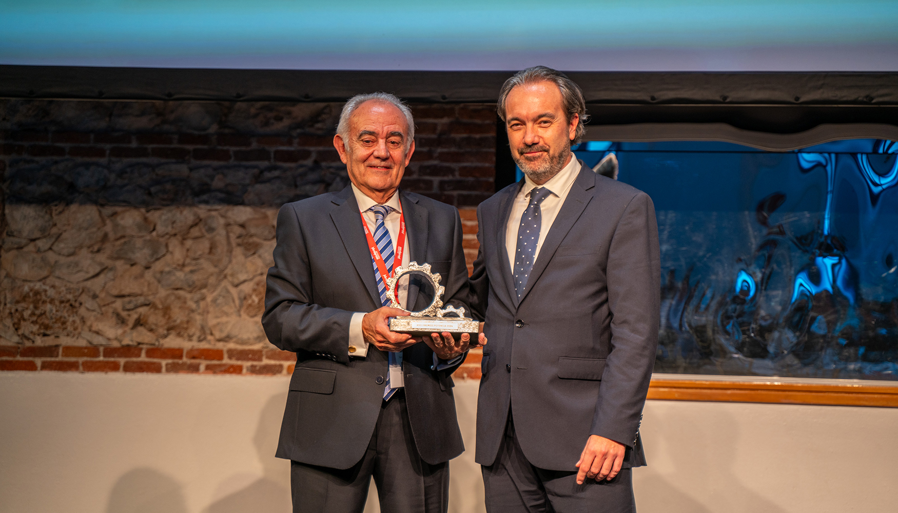 Ricardo Corts recoge el Premio Honorfico Potencia de manos de David Muoz, director del rea de Construccin e Infraestructuras de Interempresas...