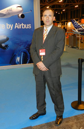 Roberto Rodrguez, director comercial de MetalMadrid, ante el stand de Airbus en la feria