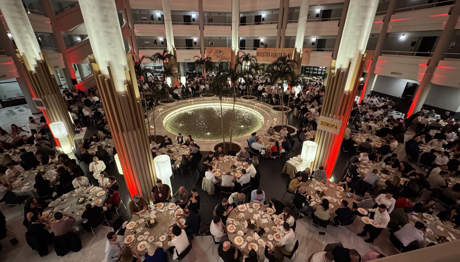 La noche previa a la celebracin de la Convencin, el Hotel Ilunion Alcora de Sevilla acogi la cena de bienvenida para los empleados de LoxamHune...