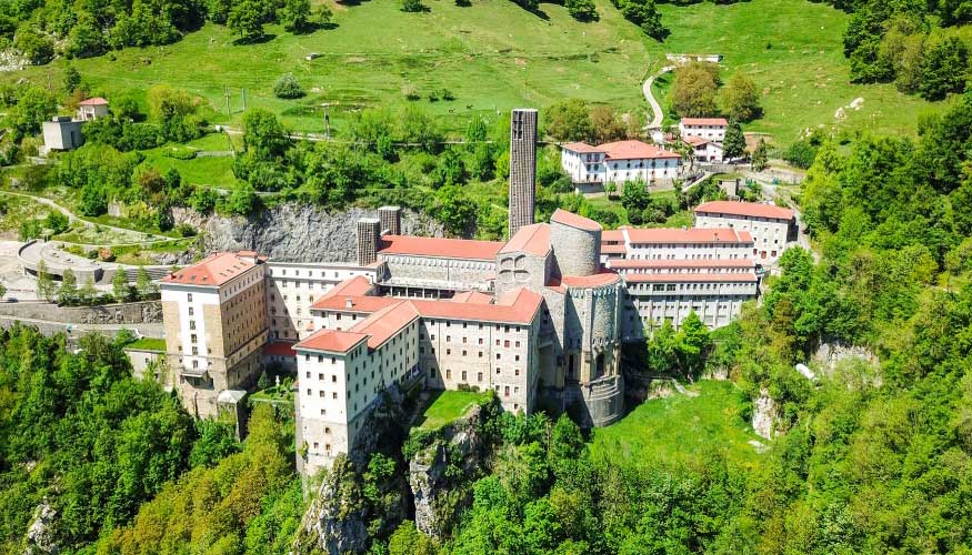 Imagen area del Santuario de Arnzazu (Guipzcoa), nuevo desafo en los Premios Pladur 2025