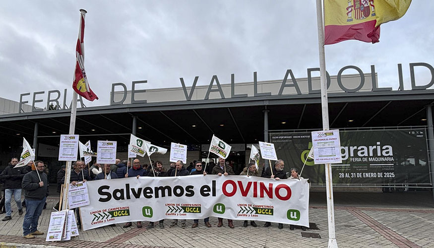 Manifestacin de UCCL a las puertas de Agraria 2025 por un precio justo de la leche de oveja