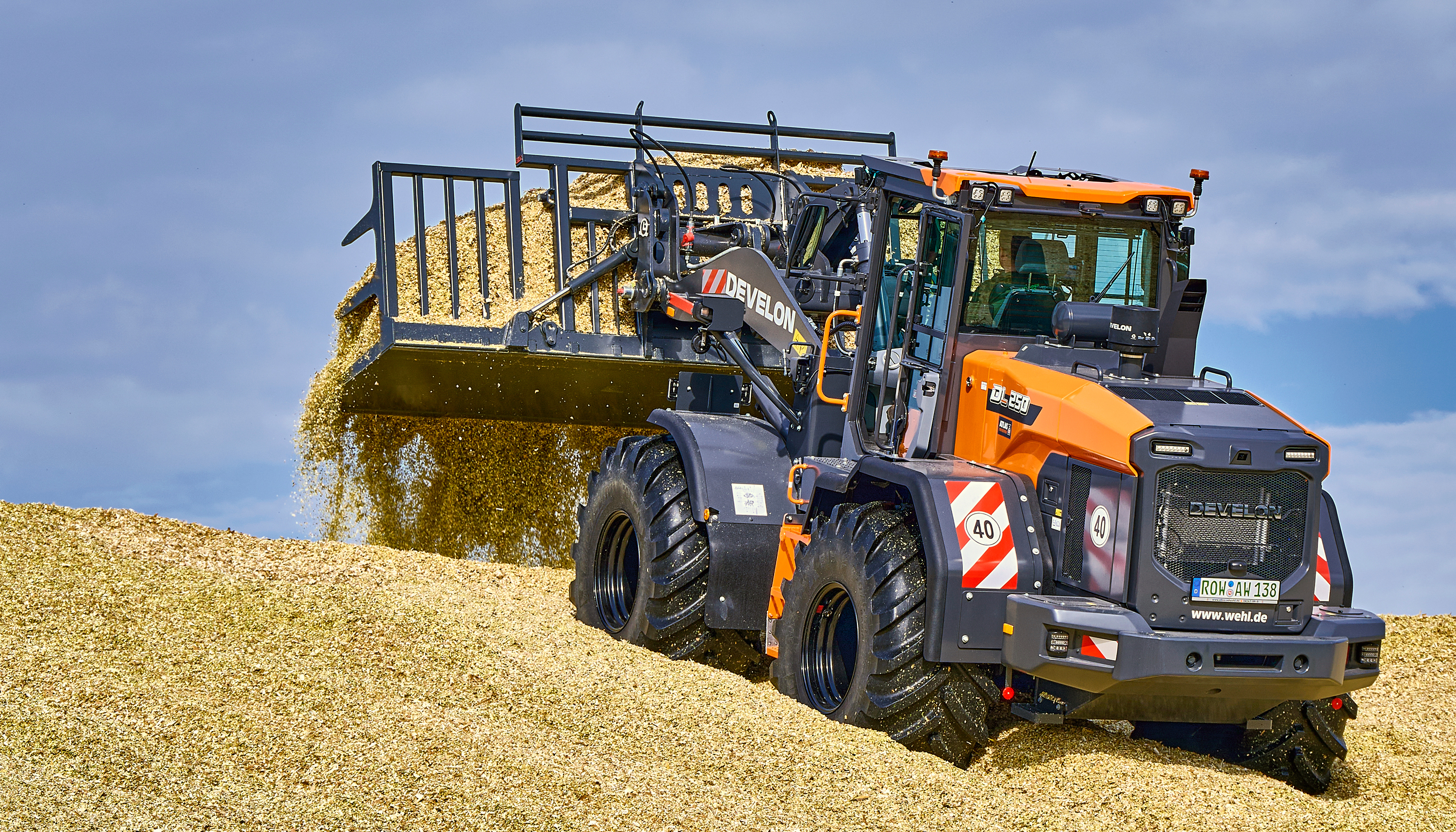 Develon ofrece una amplia gama de cargadoras sobre ruedas para aplicaciones agrcolas exigentes