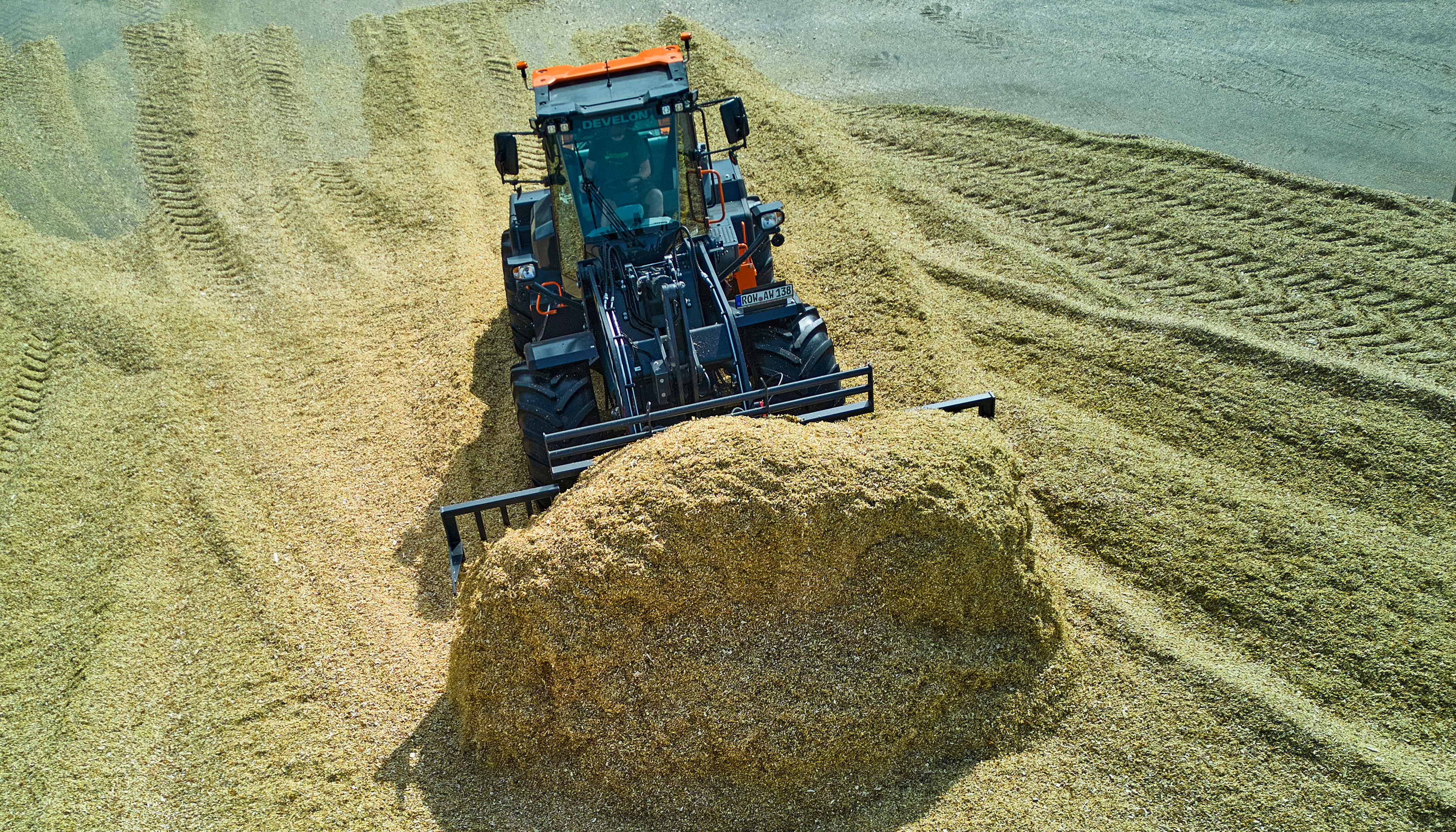 La DL250-7 demostr su eficacia al empujar material ensilado, que el remolque descarga desde el fondo del silo...