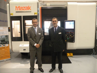 Roberto Hernando (izq.), director manager of Intermaher and Elio Estrany, his commercial delegate in Catalonia, in front of the new Integrex i200S...