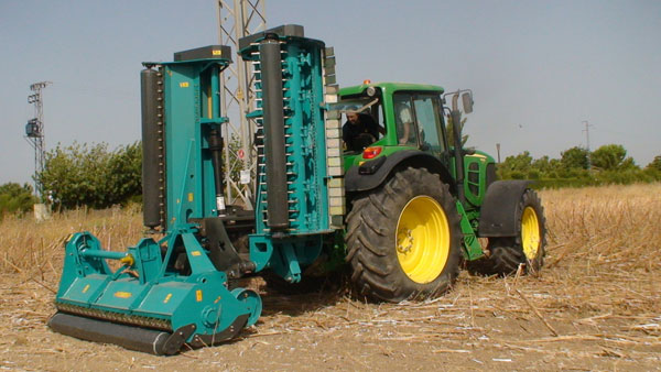 En la imagen, la trituradora abatible Canad acoplada a un tractor, en su mbito de trabajo