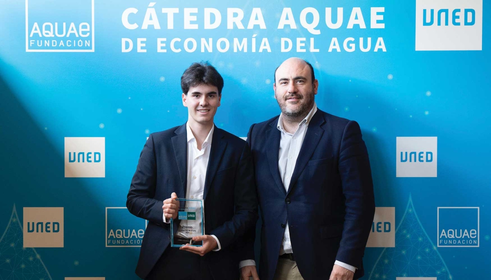 lvaro Esplugues, ganador del premio a Mejor Trabajo de Fin de Grado, recibe su galardn de manos de Rubn Ruiz Arriazu...