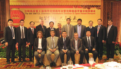 Distribuidores asistentes al evento, junto al ministro chino de Industria