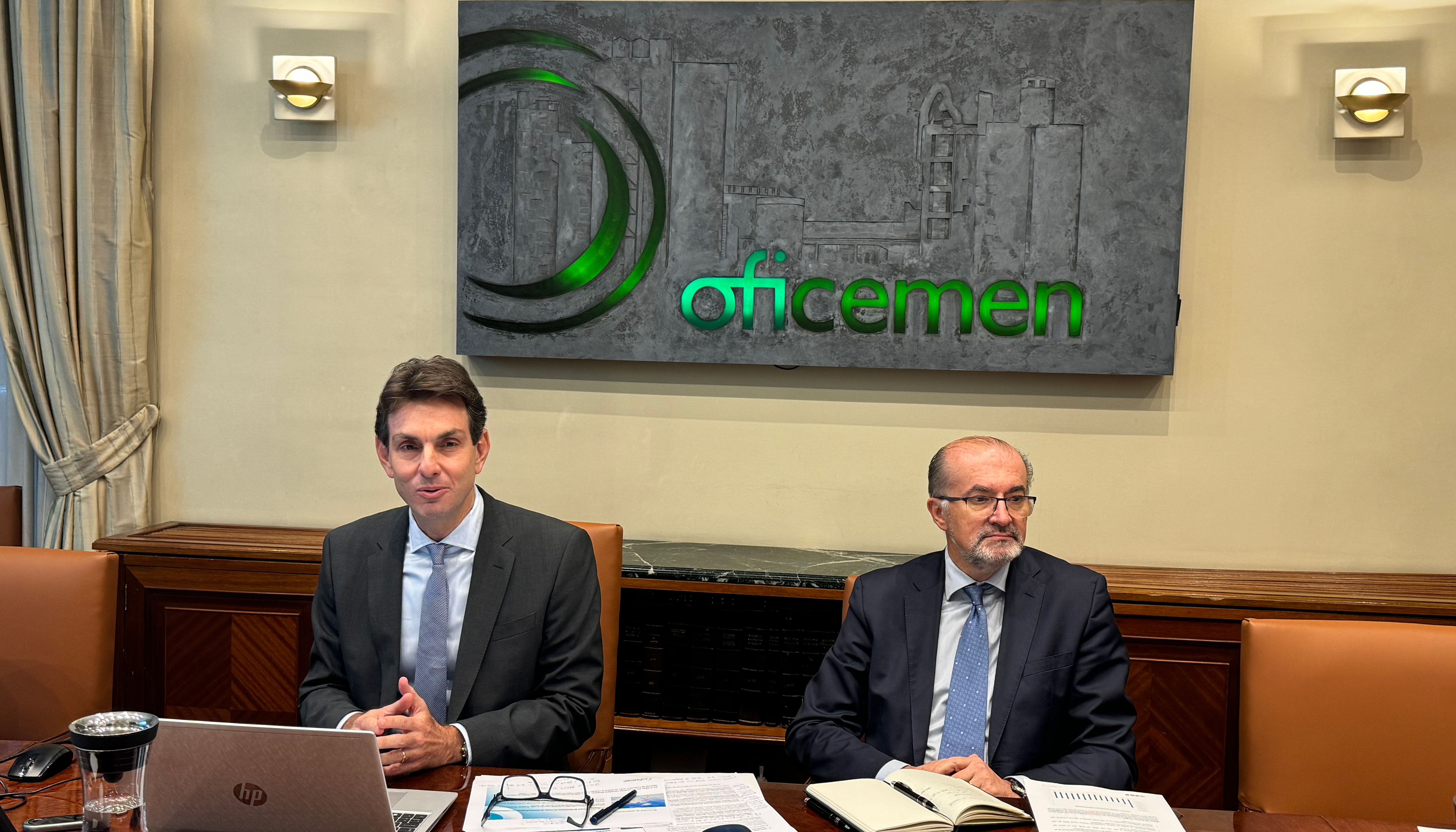 De izquierda a derecha, Alan Svaiter, presidente de Oficemen, Aniceto Zaragoza, director general de la agrupacin