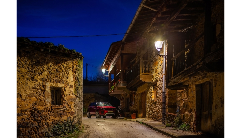 Vista nocturna de Karrantza, iluminada con luminarias LED avanzadas que combinan eficiencia y respeto por el entorno rural...