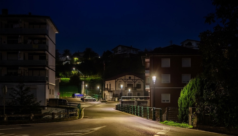 Alumbrado clido y sostenible, diseado para proteger el cielo nocturno y la biodiversidad local