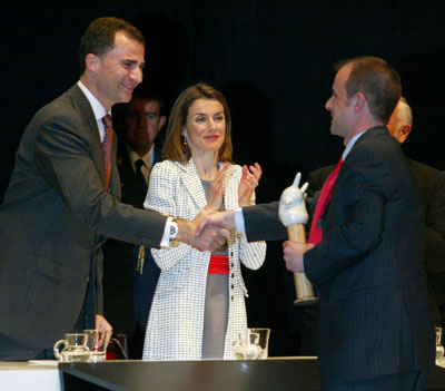 Momento de la entrega del premio Novia Salcedo, de la mano de los Prncipes de Asturias
