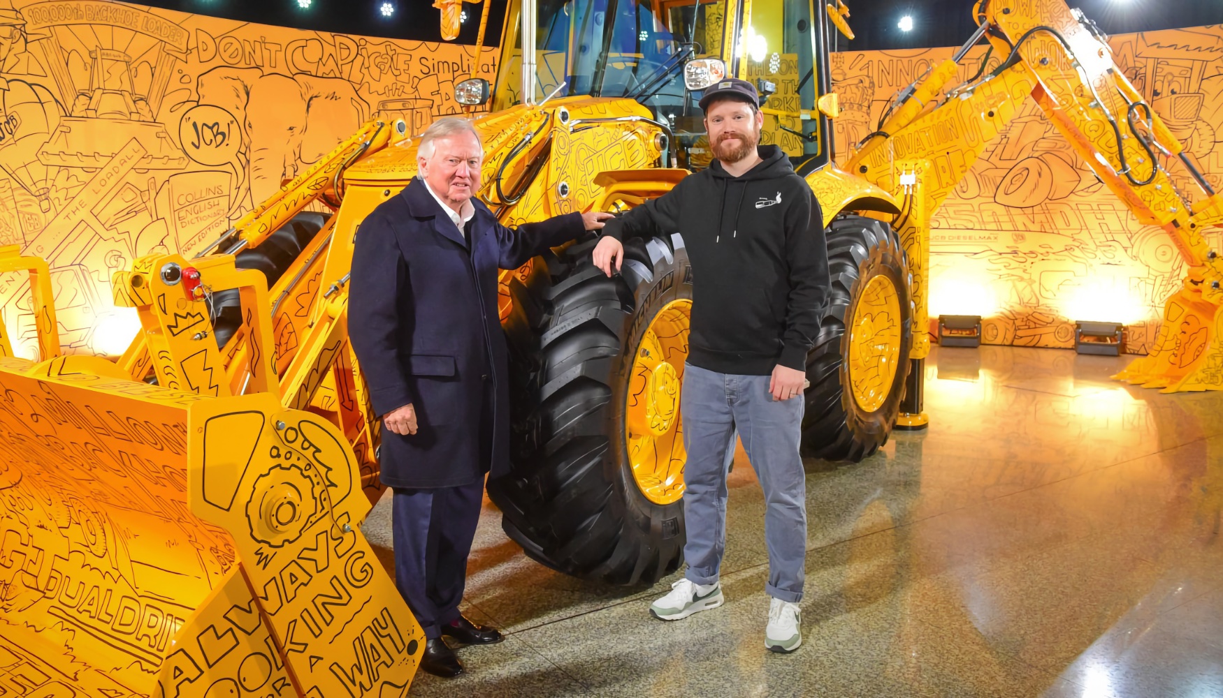 Lord Bamford, presidente de JCB, junto al artista Dave Smith ('Hatch')...