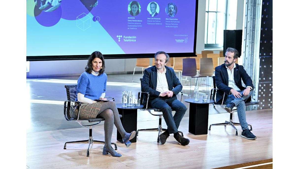 Participantes de la mesa redonda Fomentando un espacio digital seguro y confiable para los nios, nias y adolescentes ...