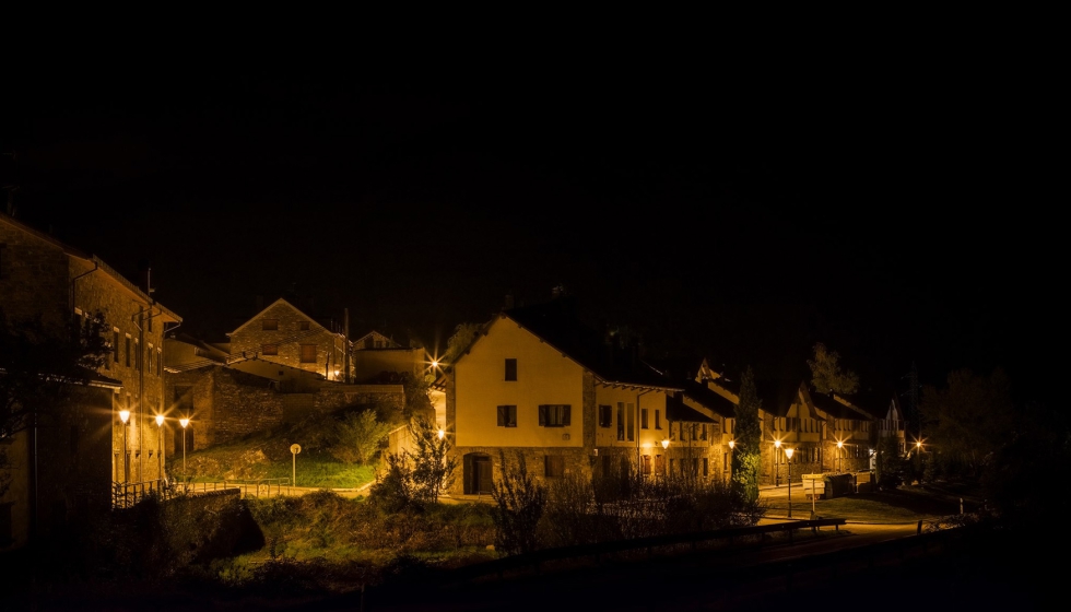 Biescas de noche, iluminado con LED 2200 K que preserva el cielo estrellado