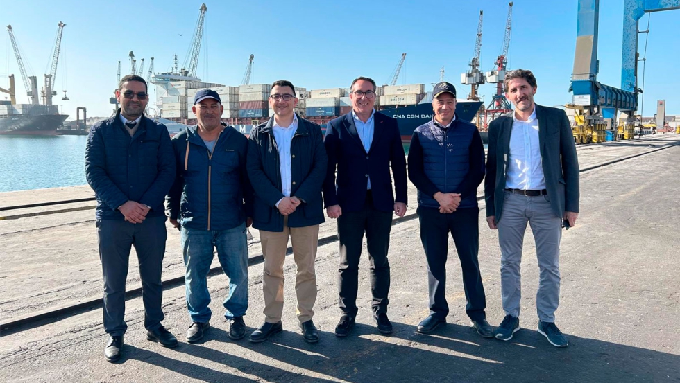 Representantes de la Autoridad Portuaria de Agadir y Capitana Martima, junto a Manuel Garca y Rubn Ibez...