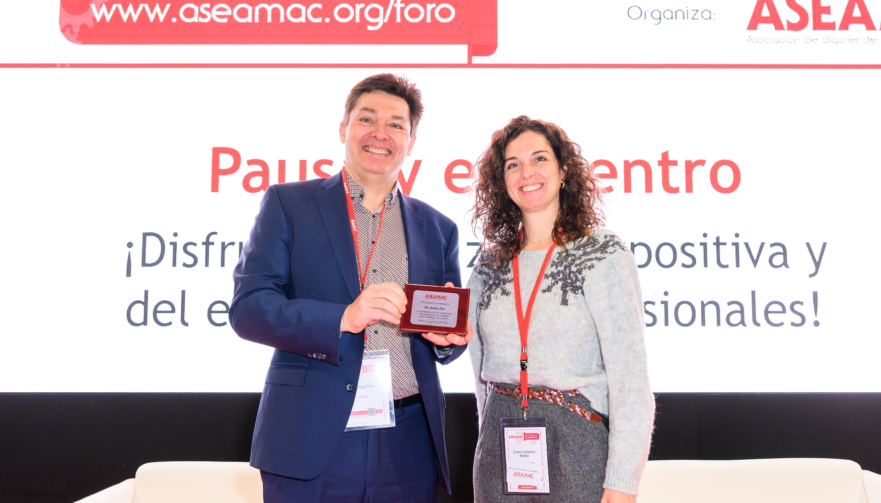 Jeremy Fish, director general de Ardent Hire Solutions, junto a Gloria Gmez, de Aseamac