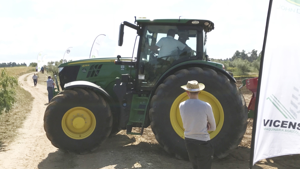 Un agricultor observa un tractor John Deere en una demostracin organizada por Vicens Maquinaria