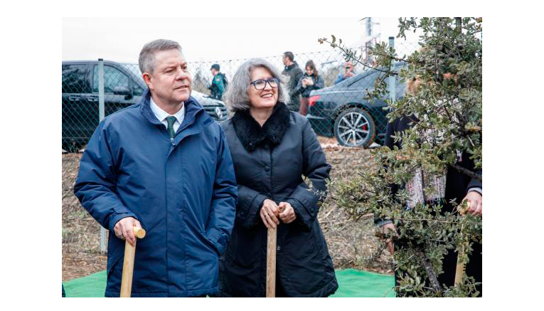 El presidente de Castilla-La Mancha y la consejera de Desarrollo Sostenible durante el acto de colocaci�n de la primera piedra de la nueva estaci�n...