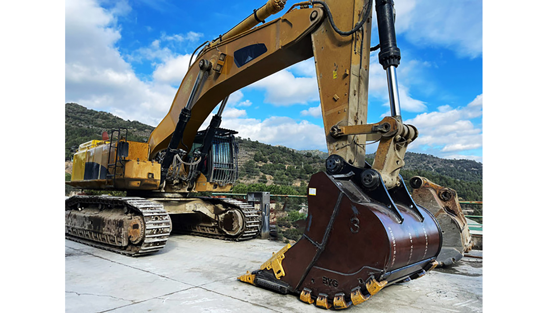 Equipo de cazo y componentes Futura entregado por Byg instalado en la excavadora Cat 385C