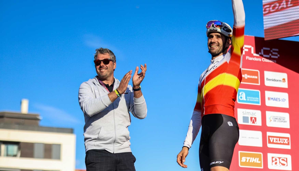 Pascual Momparler, saludando junto a Felipe Orts en el podio final