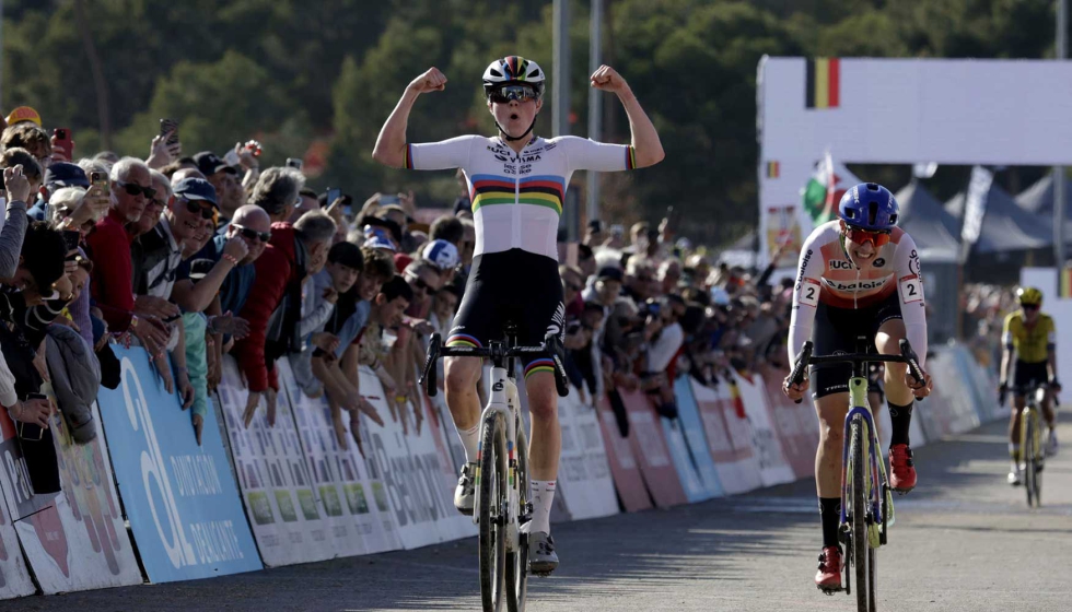 Fem van Empel fue la ganadora de la prueba Elite femenina de la Copa del Mundo de Ciclocross UCI  Benidorm Costa Blanca 2025...