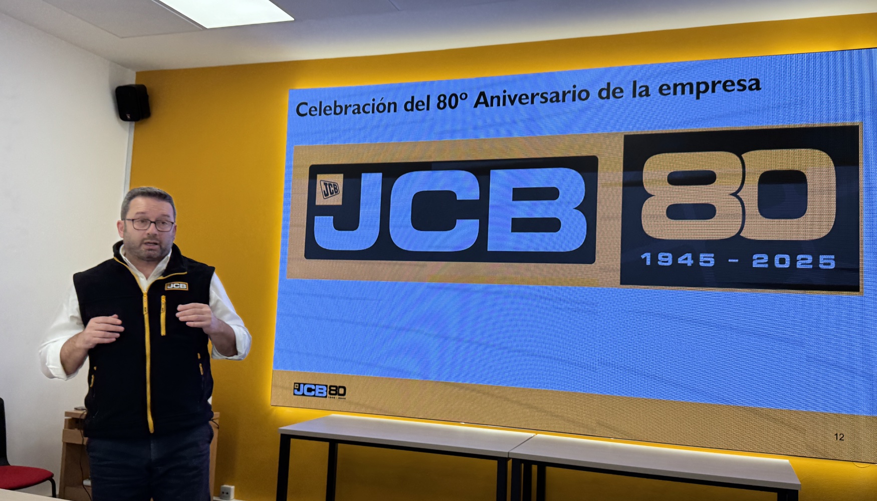 Ignacio Lanzadera, gerente de Desarrollo de Negocio de JCB Maquinaria, junto al logo conmemorativo del 80 aniversario de JCB...