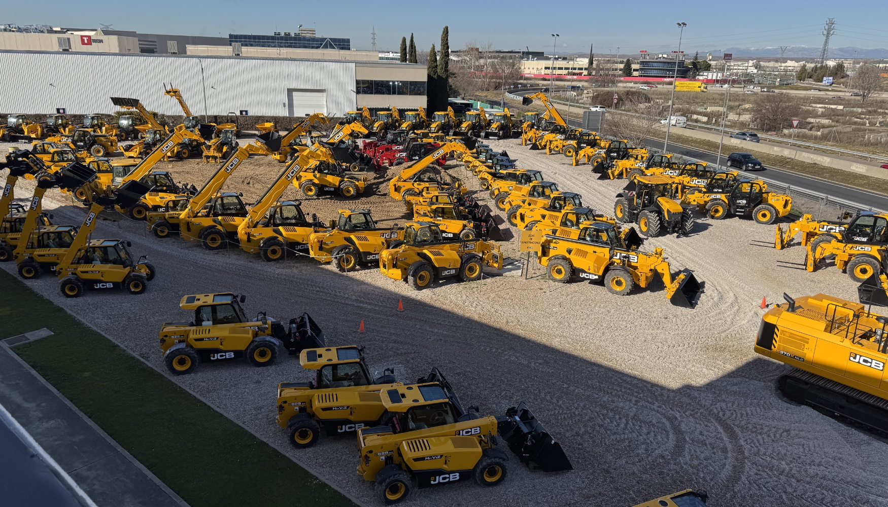 Campa de las instalaciones de JCB Maquinaria con una representacin de la gama JCB