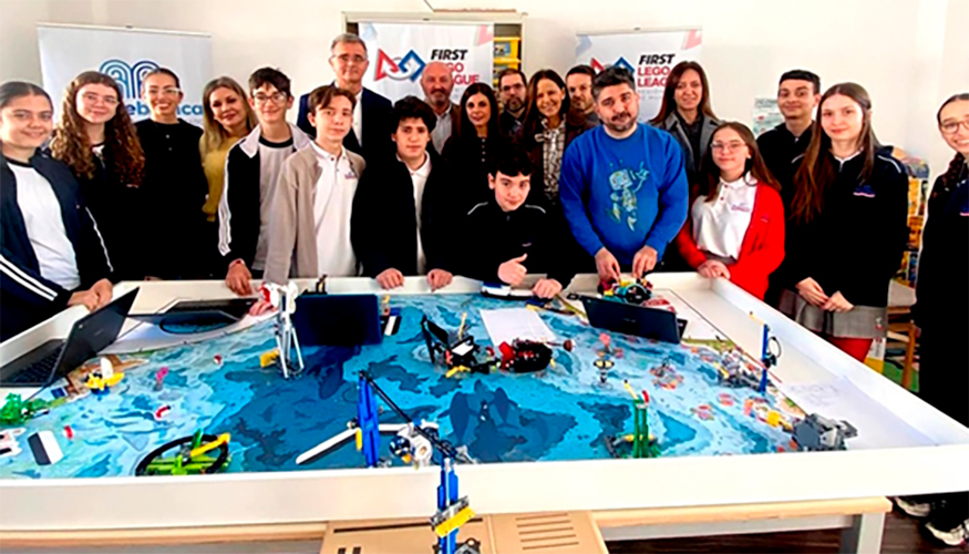 Un momento de la presentacin del torneo de robtica First Lego League, celebrada en el centro educativo Fuenteblanca, en Murcia...