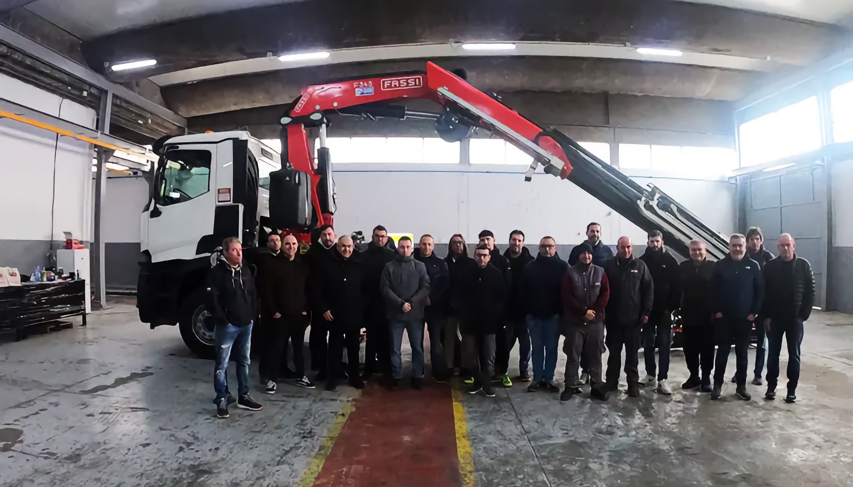 Foto de familia con los asistentes al curso de hidrulica de Fassi organizado por Transgras