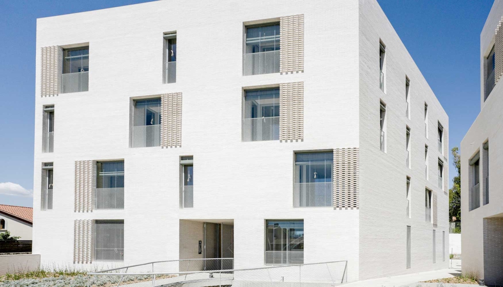 Proyecto U doctubre en El Masnou, Barcelona. El edificio est acristalado con vidrios sostenibles