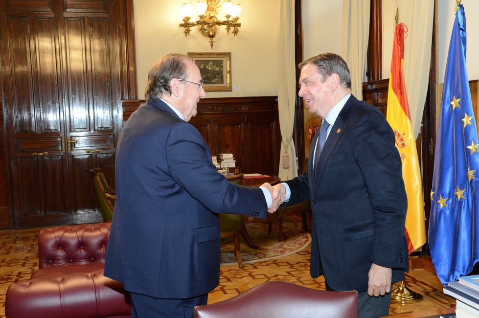 El ministro Luis Planas y el presidente de la Sociedad Annima Estatal de Caucin Agraria (Saeca), Pablo Pombo durante la reunin en la sede del MAPA...