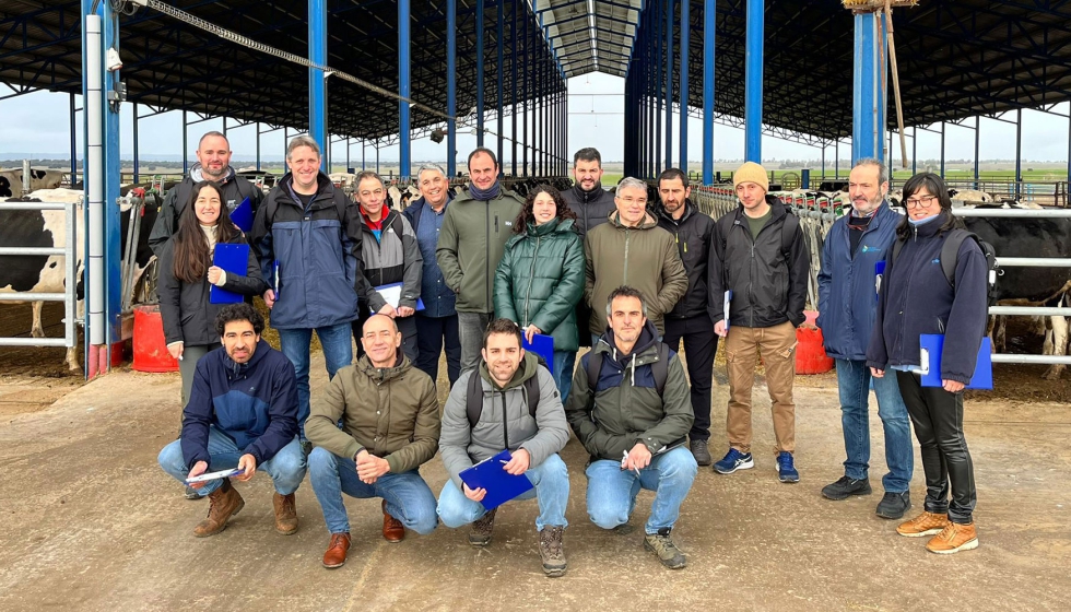 Foto de familia de los participantes en el curso de consultora reproductiva en vacuno lechero de Ceva Salud Animal y la Universidad Europea de...