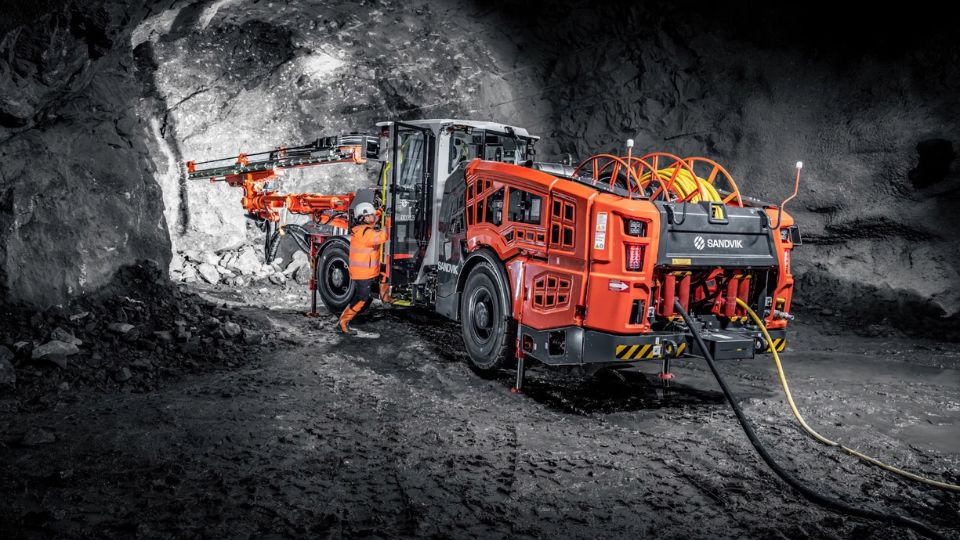 O Sandvik DD312i  um equipamento compacto adequado para perfuraes subterrneas de mdio a grande porte