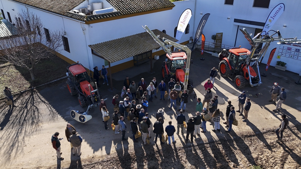 Demostracin de maquinaria en una de las jornadas de poda con la colaboracin de Jumar y Kubota