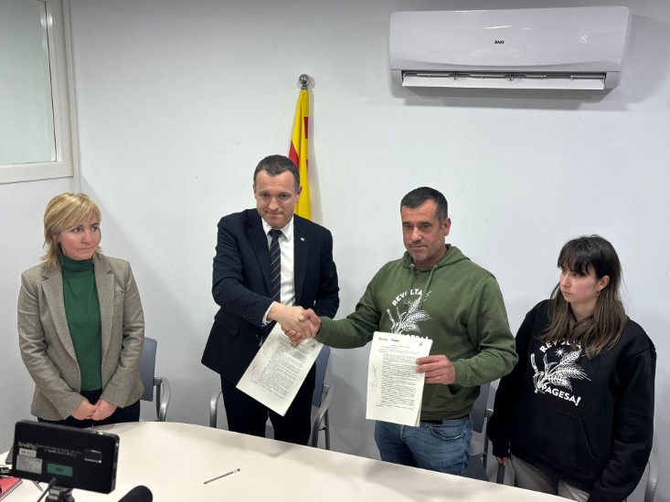 El conseller scar Ordeig durante la firma del acuerdo con el portavoz de Revolta Pagesa, Eduard Escol