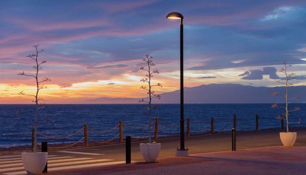 Las nuevas luminarias ATP en el frente martimo de Almera contribuyen a reducir la contaminacin lumnica