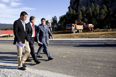 El consejero Arasti durante su visita en el polgono industrial Vallegn. Foto: Miguel Lpez