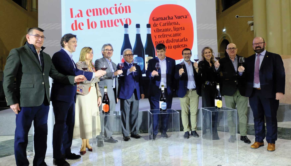 El momento del brindis durante el acto de presentacin de Garnacha Nueva de Cariena