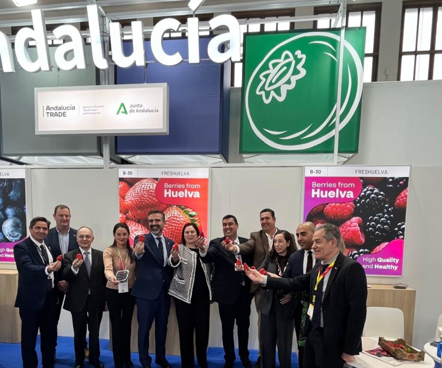 Visita de las autoridades al stand de Fruit Logistica