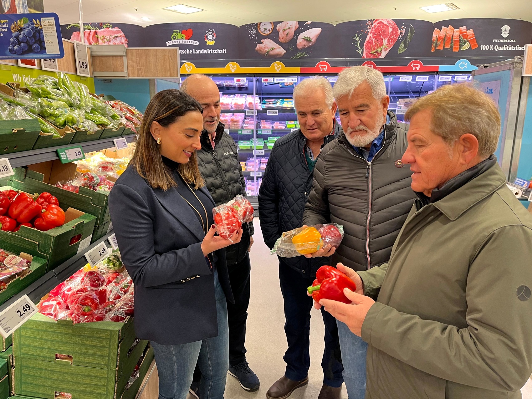 La consejera de Agua, Agricultura, Ganadera y Pesca, Sara Rubira, en un supermercado de Berln, junto a representantes del sector murcianos...