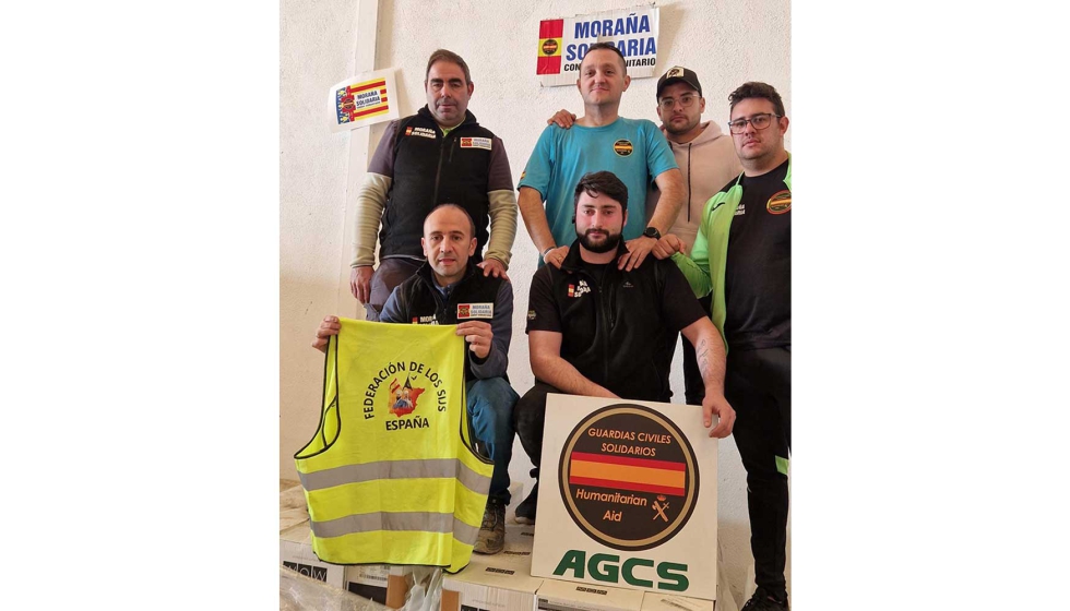 Representantes de la Asociacin Guardia Civiles Solidarios, Moraa Solidaria en la entrega de algunos de estos pavimentos y revestimientos...