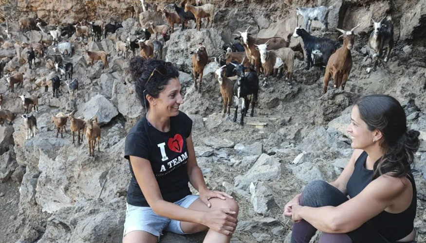 Brenda Rodrguez, con su rebao de cabras de raza Palmera